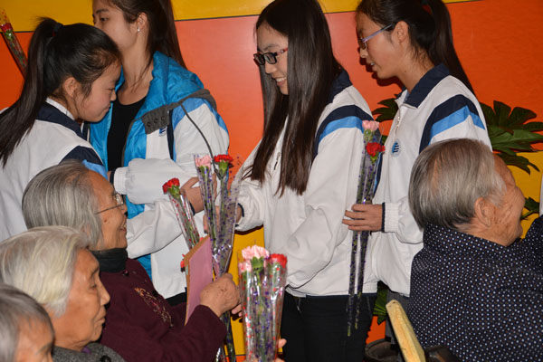 为老人献花.JPG
